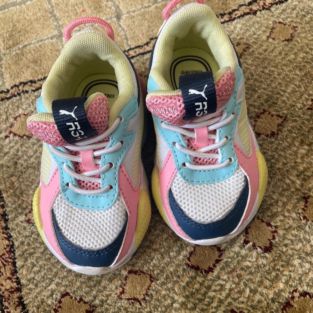 Selling infant sneaker